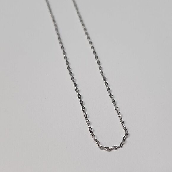 Elegant Silvertone Chain Necklace 18" length - Picture 2 of 3